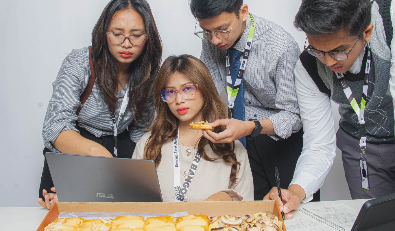 4 Cara Mengatasi Rasa Bosan di Kantor Ala Pizza Ranjang